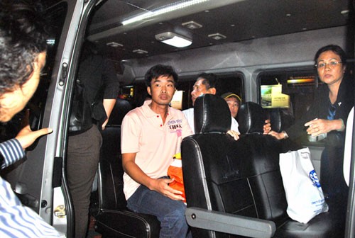 8 thuyền viên về đến TPHCM tối qua hầu như không có hành lý mang theo. Ngay khi xuống sân bay, họ đã được người thân và đại diện công ty cổ phần Vận tải biển Sài Gòn dẫn ra xe ngay, không cho tiếp xúc với báo chí.